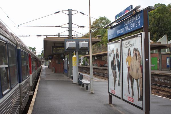 シュレーヌ・モン・バレリアン駅の画像